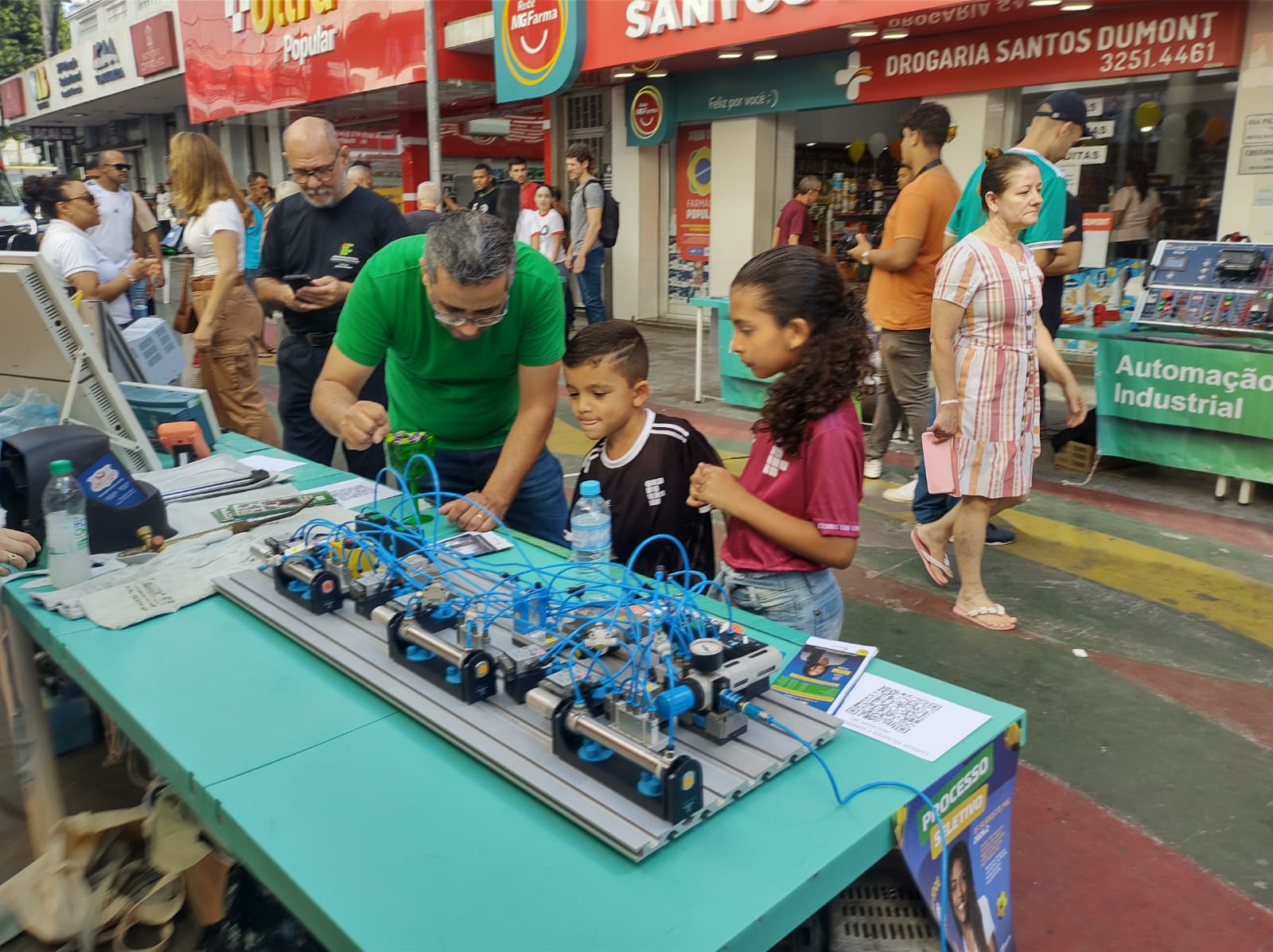 IF Sudeste realiza Mostra de Cursos no Calçadão da Antônio Ladeira em Santos Dumont